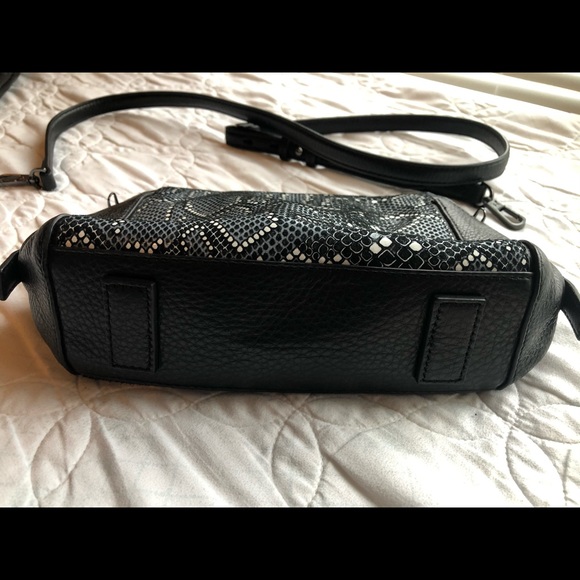 HALSTON HERITAGE AUTHENTIC! Leather purse w/embossed snake skin design. A Steal! - Picture 13 of 16